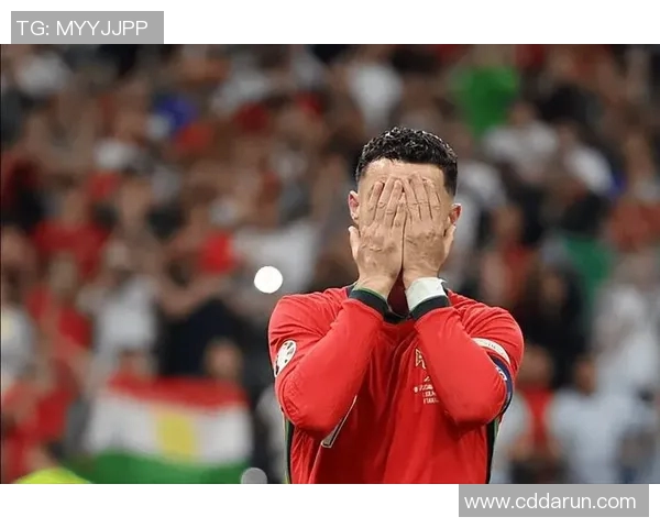 球迷疯狂冲进场内抢夺C罗球衣引发热议的欧冠奇观